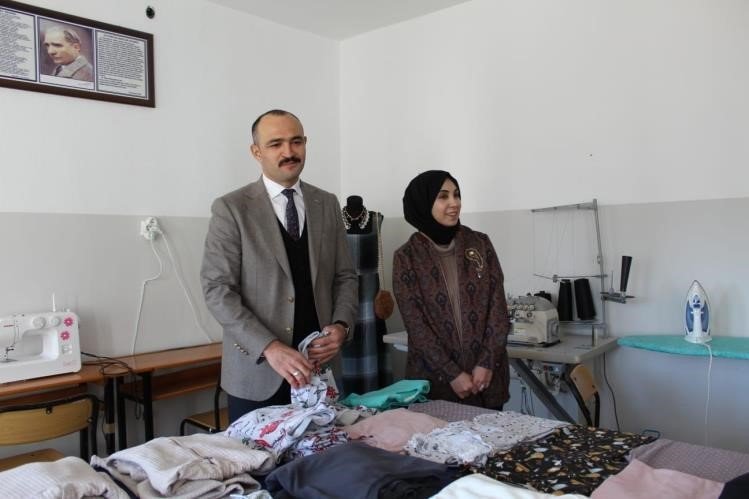 Kursiyerlerle Yakından İlgilendi