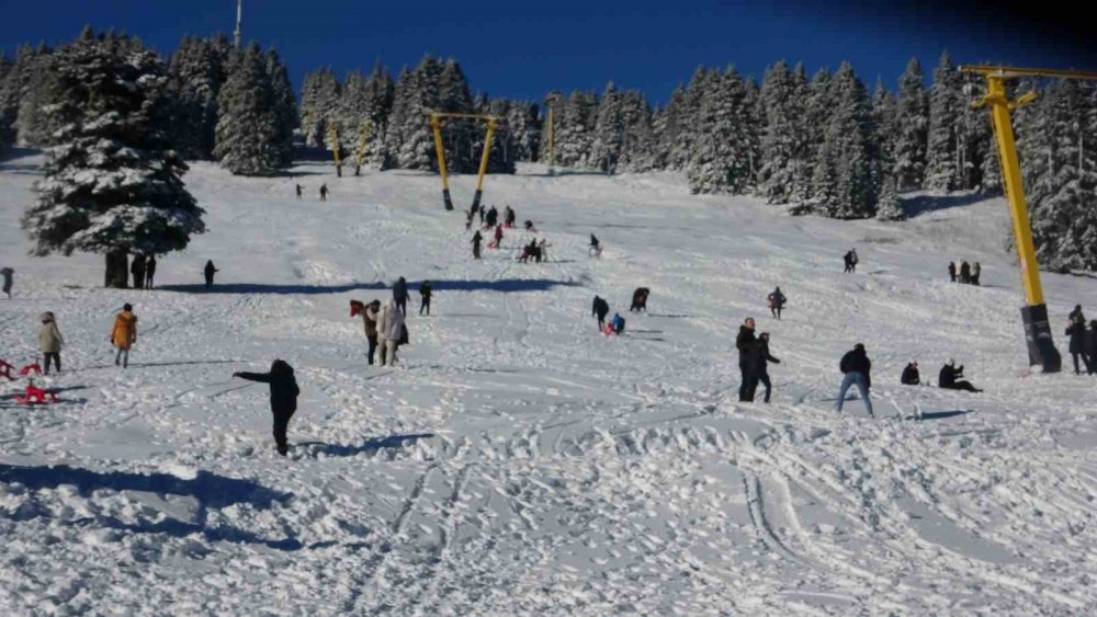 Uludağ’a Kar Yağdı, Vatandaşlar Tadını Çıkardı