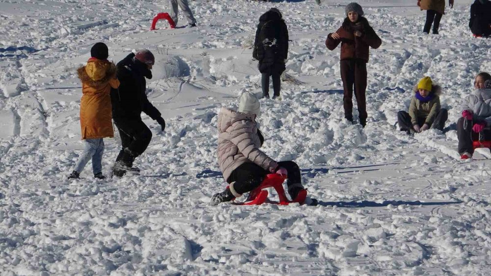 Uludağ’a Kar Yağdı, Vatandaşlar Tadını Çıkardı