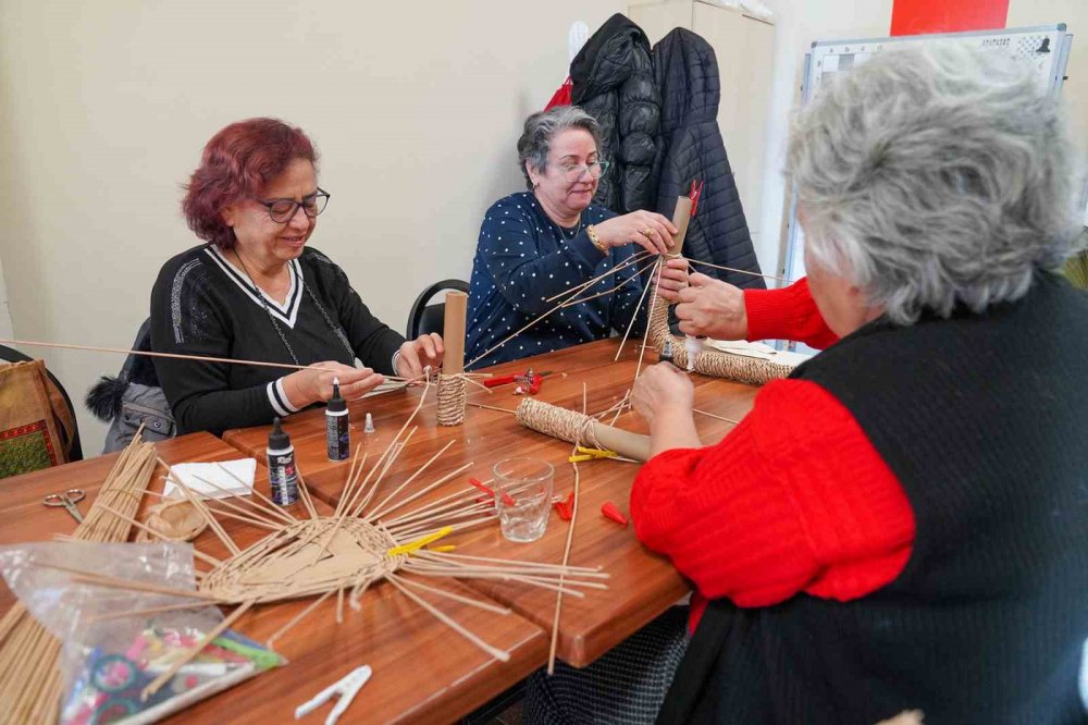 Atık Kağıtları Takı Yaparak Değerlendiriyorlar