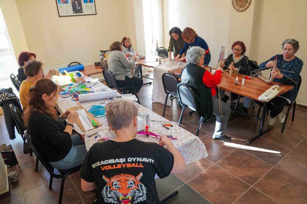 Atık Kağıtları Takı Yaparak Değerlendiriyorlar