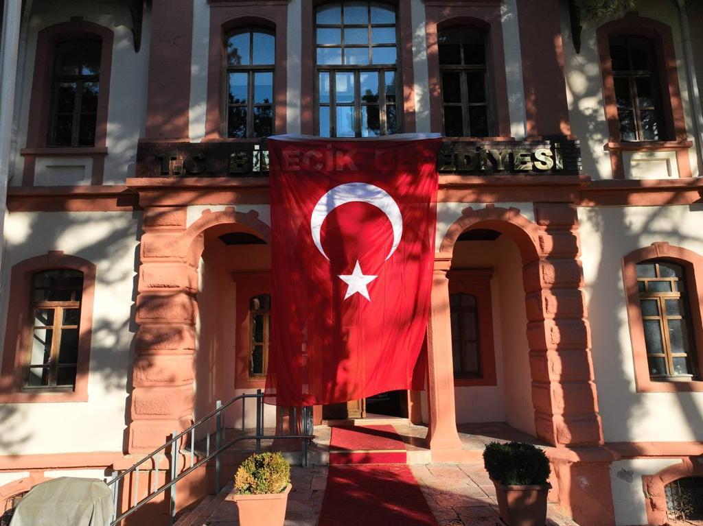 belediye-binalarina-turk-bayraklari-asildi2.jpeg