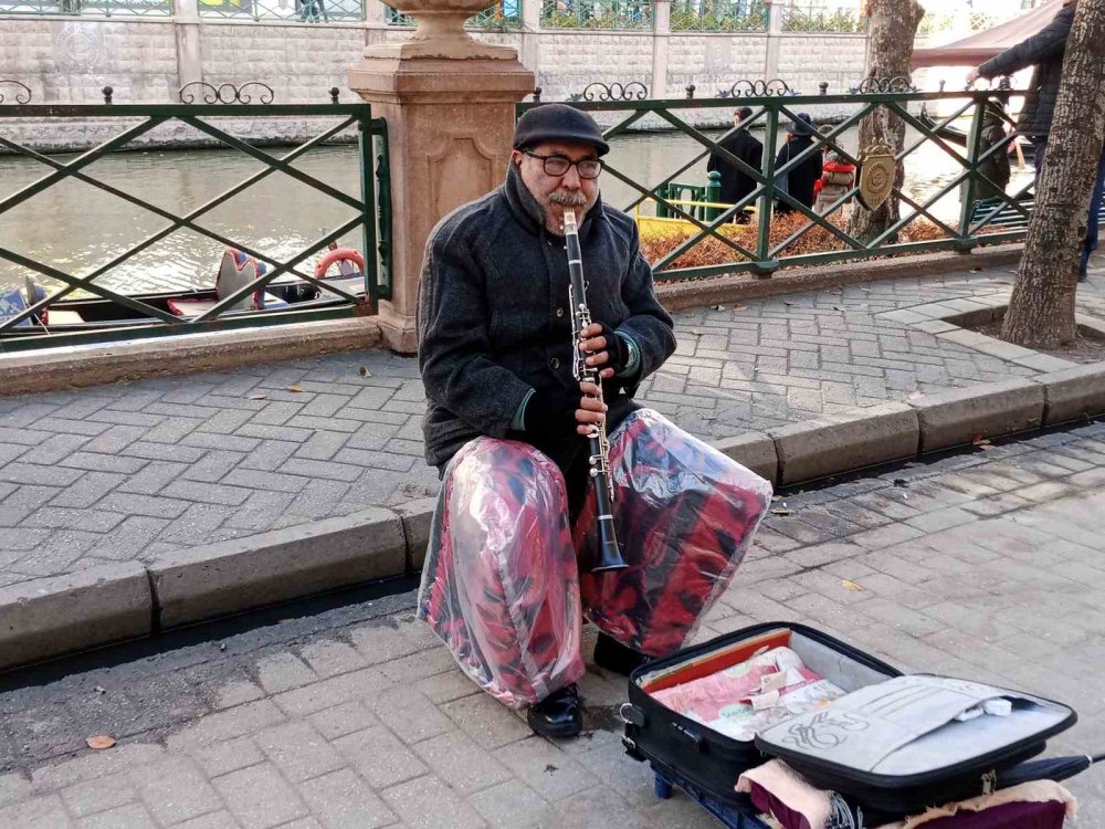 Yaz Kış Demeden Sanatlarını Devam Ettiriyorlar