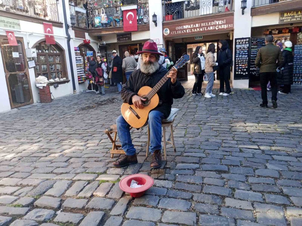 Yaz Kış Demeden Sanatlarını Devam Ettiriyorlar