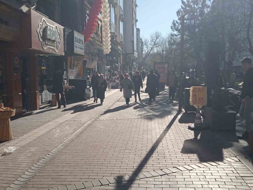 Vatandaşlar Kış Güneşini Görünce Dışarı Akın Etti