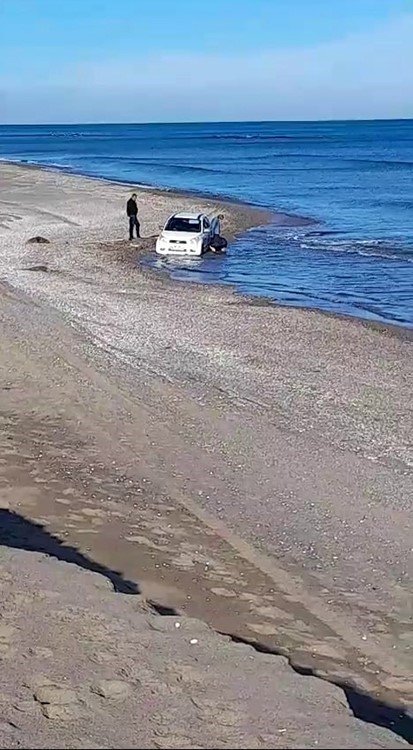 Kumsalda Otomobilyle Gezerken, Denizde Mahsur Kaldı