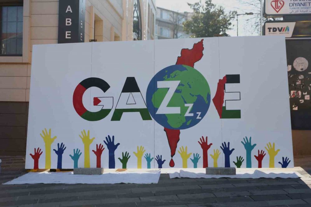 Boya Fırçalarıyla Filistin’deki Saldırılara Dikkat Çektiler