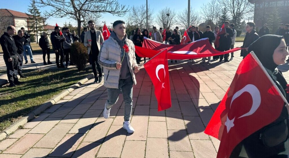 Üniversiteli Öğrenciler Şehitler İçin Yürüdü