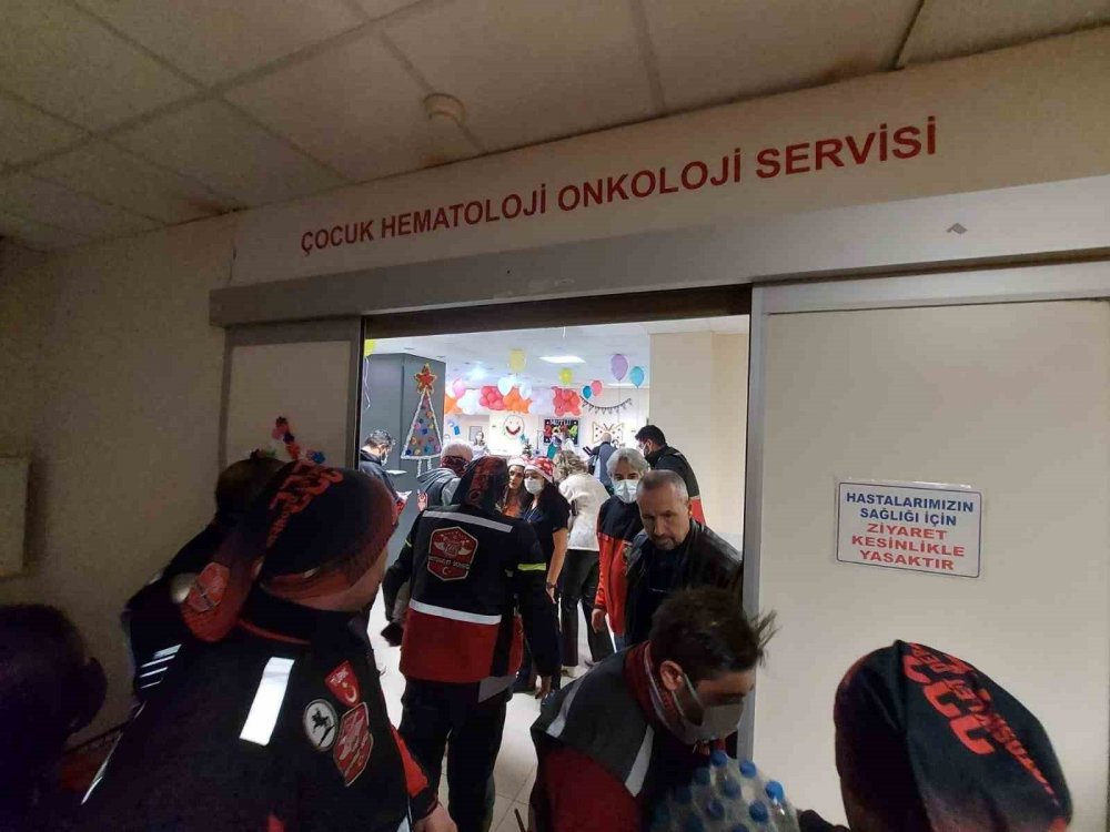 Onkoloji Servisi’nde Tedavi Gören Çocukların Yeni Yılını Kutladı