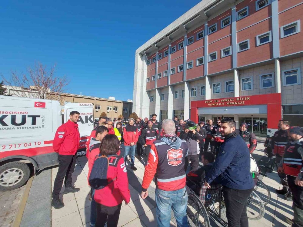 Onkoloji Servisi’nde Tedavi Gören Çocukların Yeni Yılını Kutladı