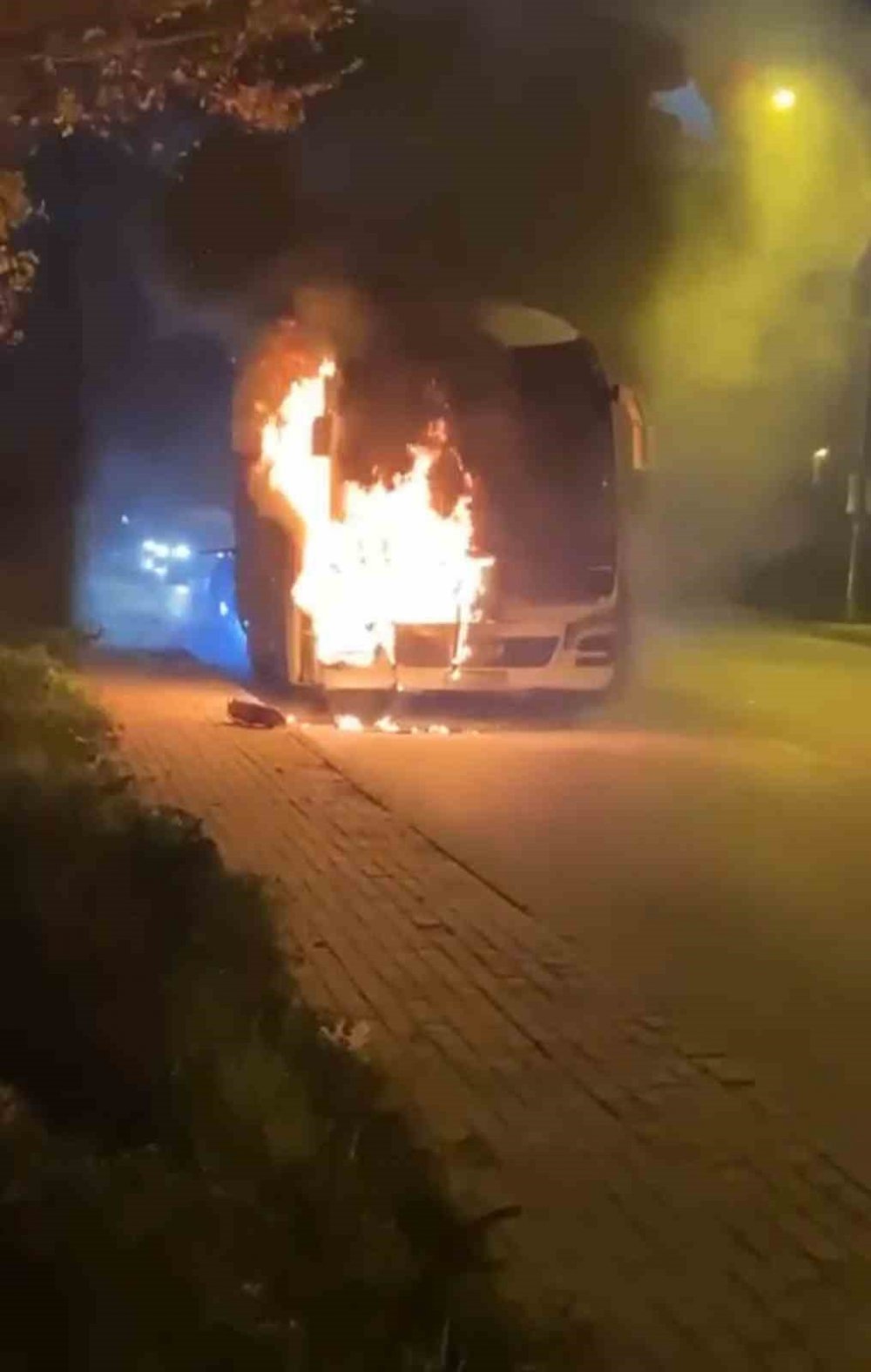 Seyir Halindeki Servis Otobüsü Alev Alev Yandı