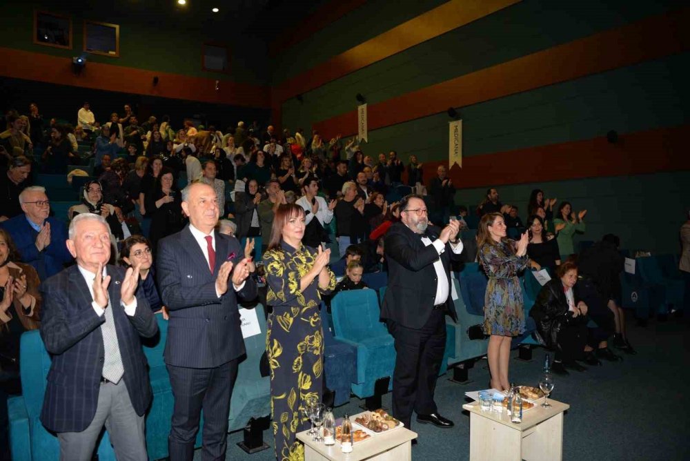 Doktorlar Korosu Sağlık İçin Söylüyor, Yeni Yılın Ritmini Yakalıyor