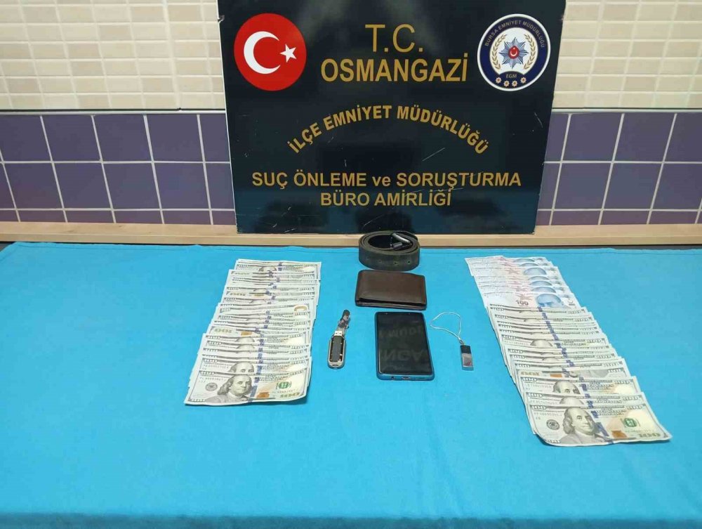 Ev Sahibinin Ellerini Ve Ayaklarını Bağlayarak 20 Bin Doları Çaldılar