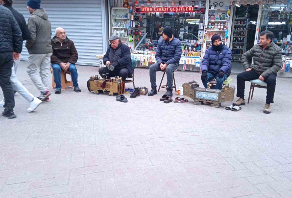2024’ün İlk Gününde Ekmek Parası İçin Tezgâh Açtılar
