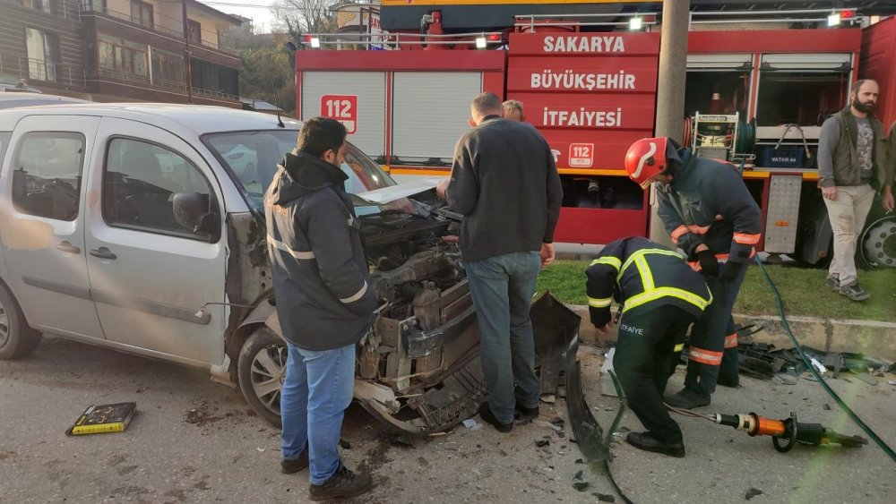 Otomobil İle Hafif Ticari Araç Çarpıştı: 1 Yaralı