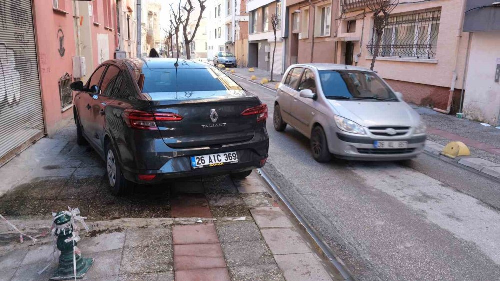 Bu Mahallede Kaldırımlar Yürümek İçin Değil Araç Park Etmek İçin Kullanılıyor