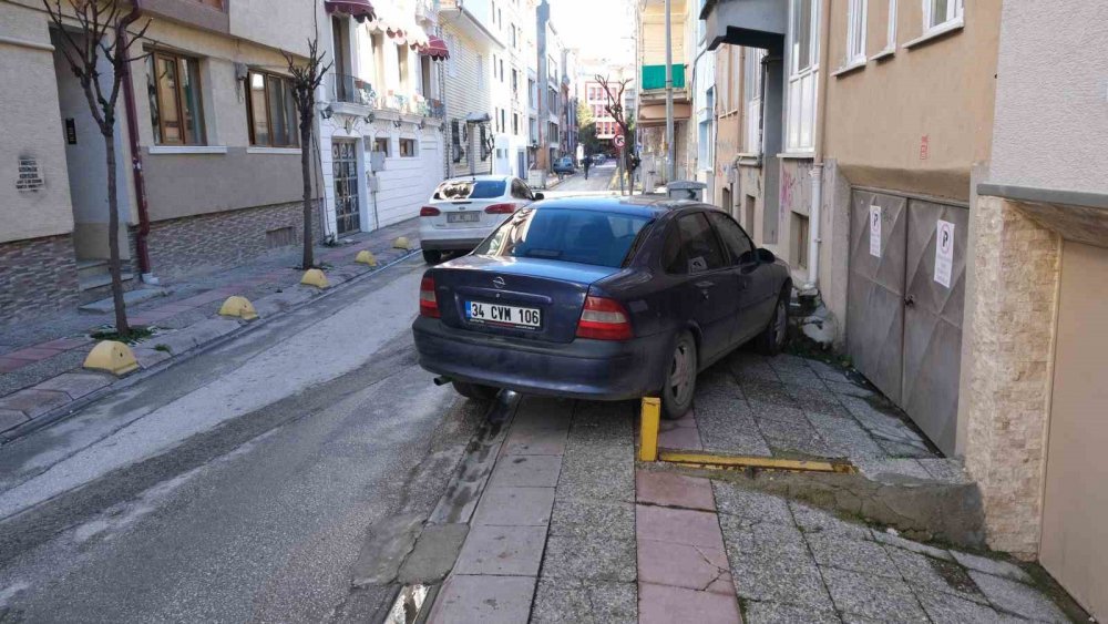 Bu Mahallede Kaldırımlar Yürümek İçin Değil Araç Park Etmek İçin Kullanılıyor