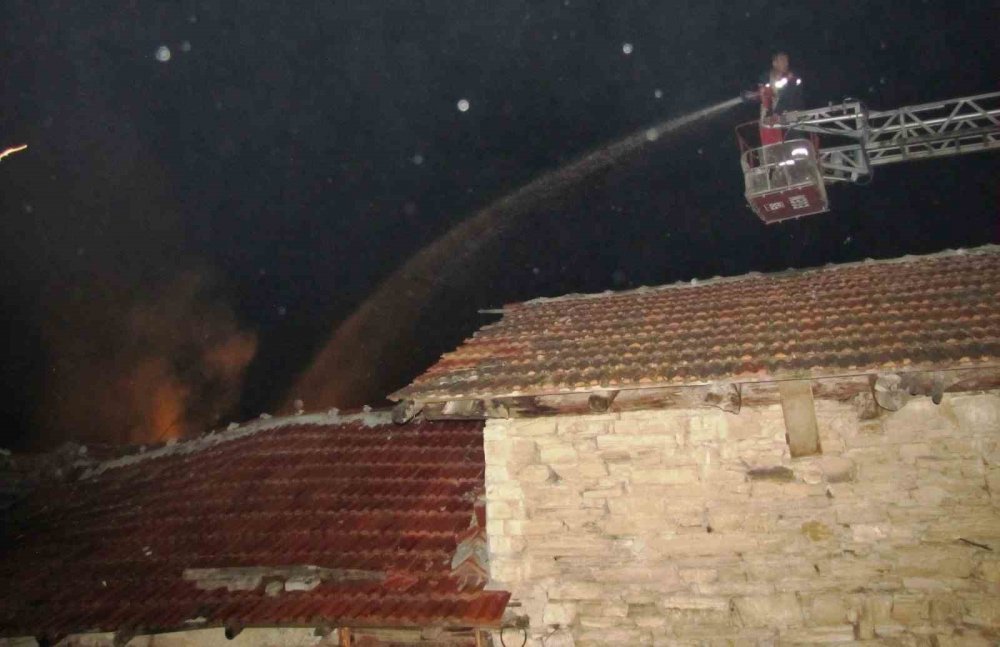 Ahşap Ev Yangını: 1 Yaralı