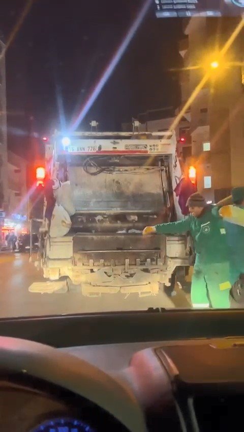 Horon Oynayan Temizlik İşçisi Yüzleri Güldürdü