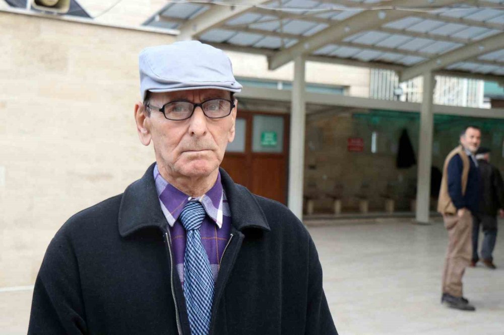 Köpekleriyle Şadırvanı Mesken Tuttu, Cami Cemaati Abdest Alamaz Oldu
