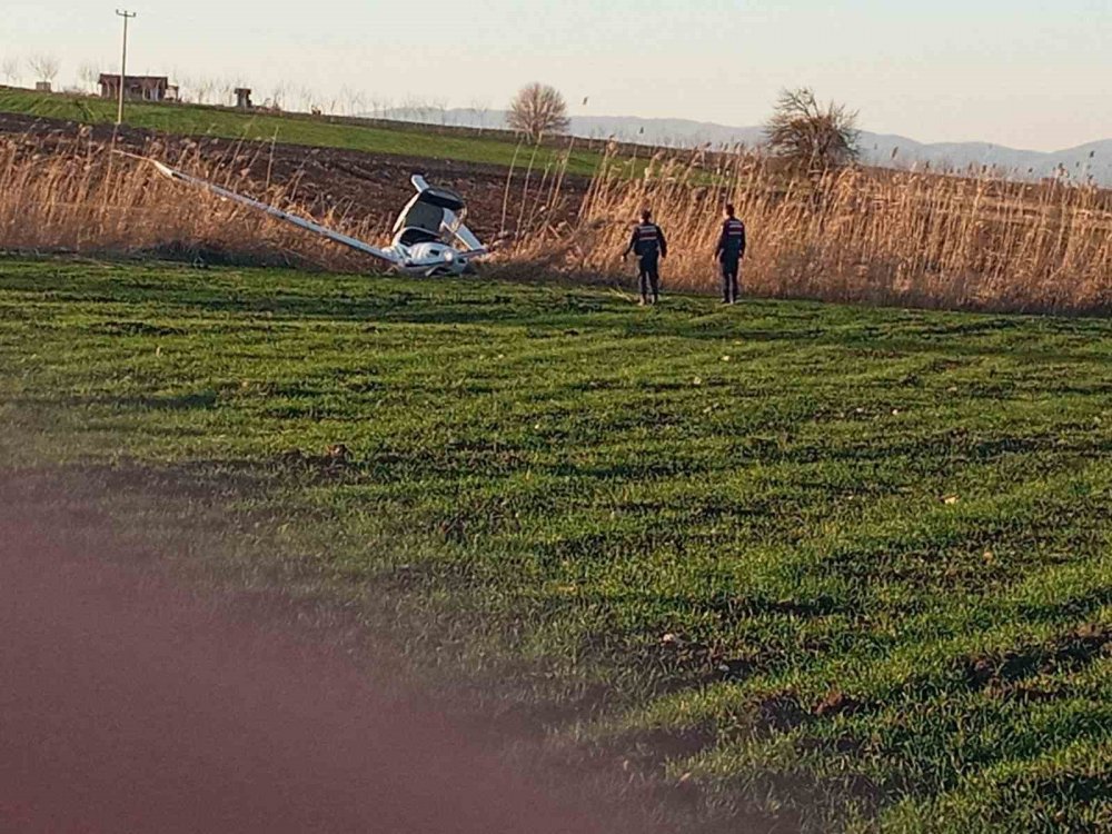 Eğitim Uçağı Mecburi İniş Yaptı...pilot Hafif Yaralı