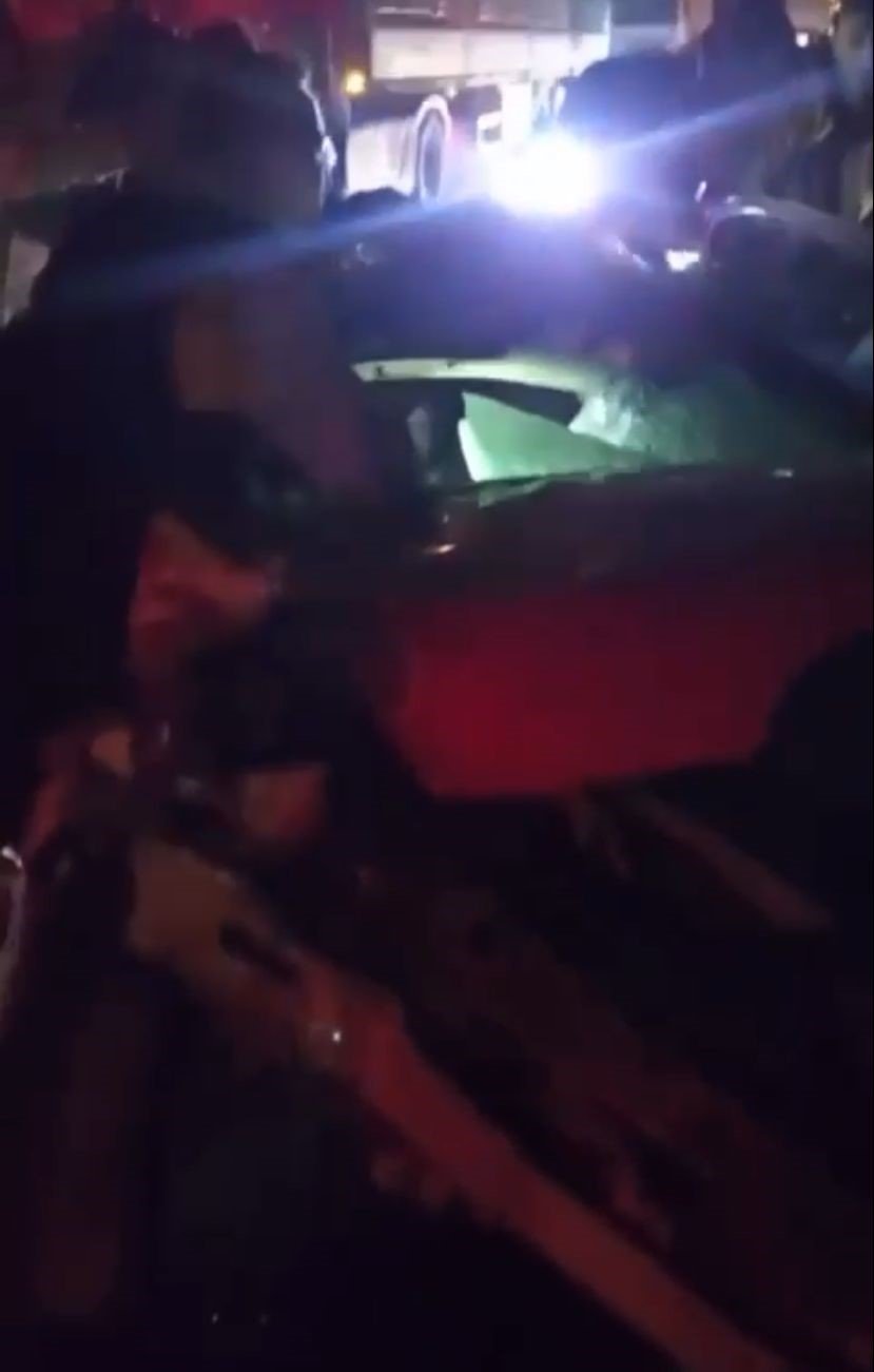 Tıra Çarpan Otomobil Hurdaya Döndü...sıkışan Sürücü Kurtarıldı