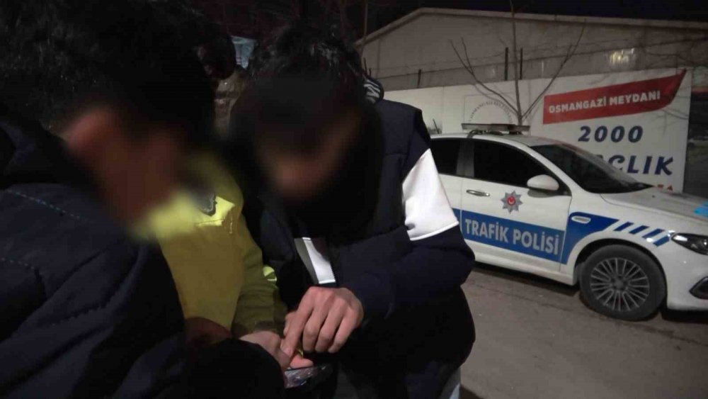 Biri 16 Yaşında Direksiyona Geçti, Diğeri Alkollü Halde Polisle Pazarlık Yapmaya Çalıştı