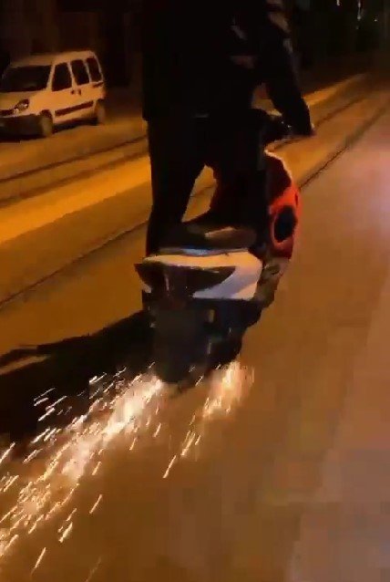 Elektrikli Bisikletleriyle Kıvılcımlar Çıkartıp Riskli Hareketler Yaptılar
