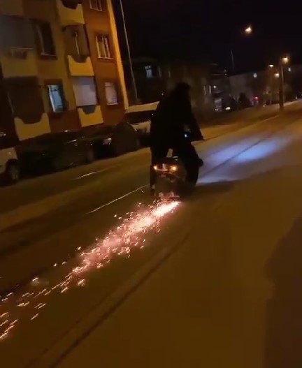 Elektrikli Bisikletleriyle Kıvılcımlar Çıkartıp Riskli Hareketler Yaptılar