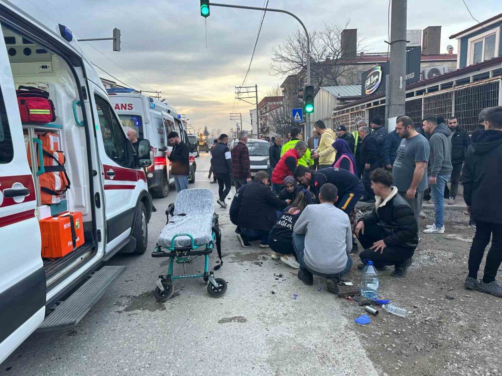 Hafif Ticari Araçla Çarpışan Motosikletteki 2 Kişi Yaralandı