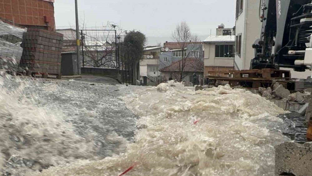 Şiddetli Yağış Sonrası Yollar Dereye Döndü, Evleri Su Bastı