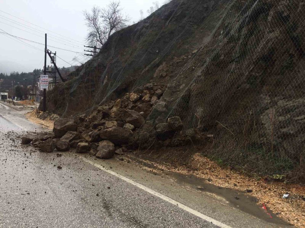 Yola Düşen Kaya Parçaları Trafiği Aksattı