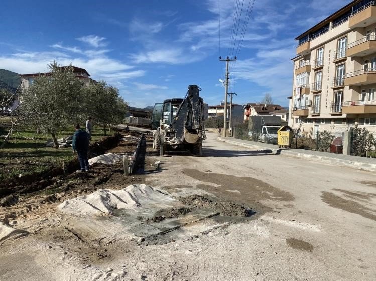 Bozulan Alt Yapı Ve Yollar Yeniden Yapılıyor