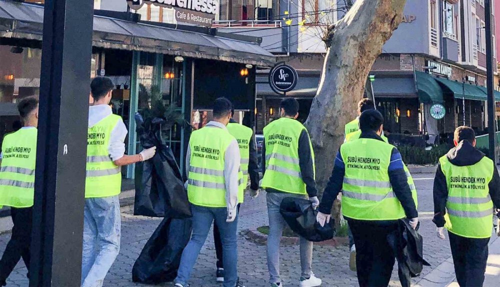 Farkındalık İçin Cadde Temizlediler Ve Kitap Okudular