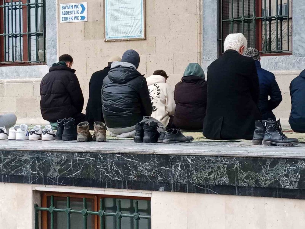Hava Sıcaklığının Eksi Değerlere Düşmesi İbadete Engel Olmadı