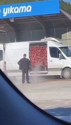Sucukları Benzinlikte Yıkayan Şahıslara 150 Bin Lira Ceza
