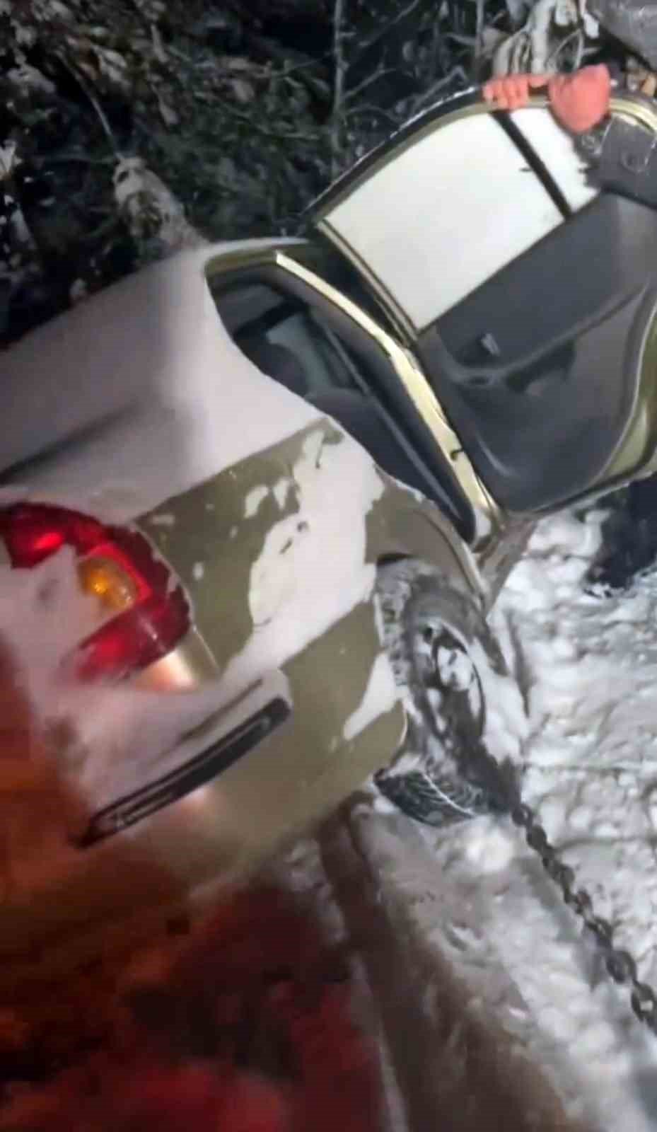 Karla Kaplanan Yayla Yolunda Otomobili İle Mahsur Kaldı