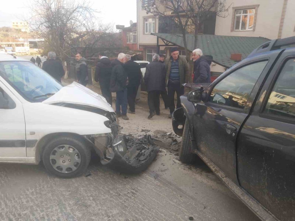 Otomobiller Kafa Kafaya Çarpıştı: 2 Yaralı