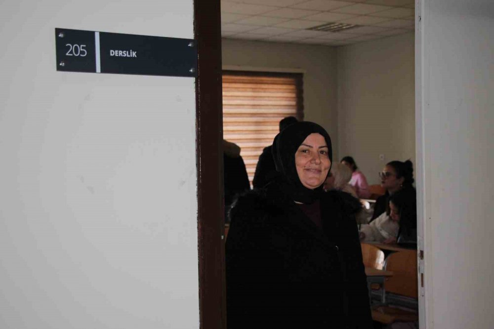 56 Yaşında Üniversite Kazandı, Şimdi Hemşire Olmak İçin Dirsek Çürütüyor