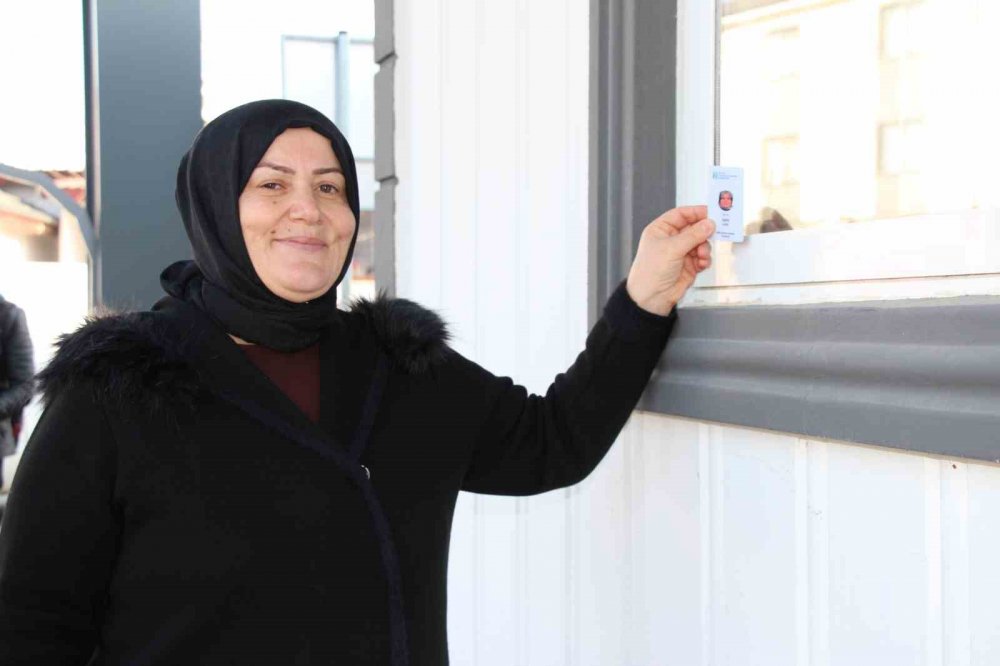 56 Yaşında Üniversite Kazandı, Şimdi Hemşire Olmak İçin Dirsek Çürütüyor