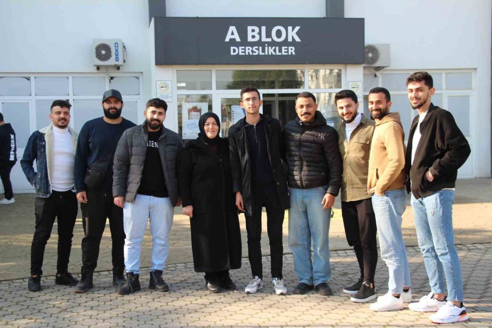 56 Yaşında Üniversite Kazandı, Şimdi Hemşire Olmak İçin Dirsek Çürütüyor