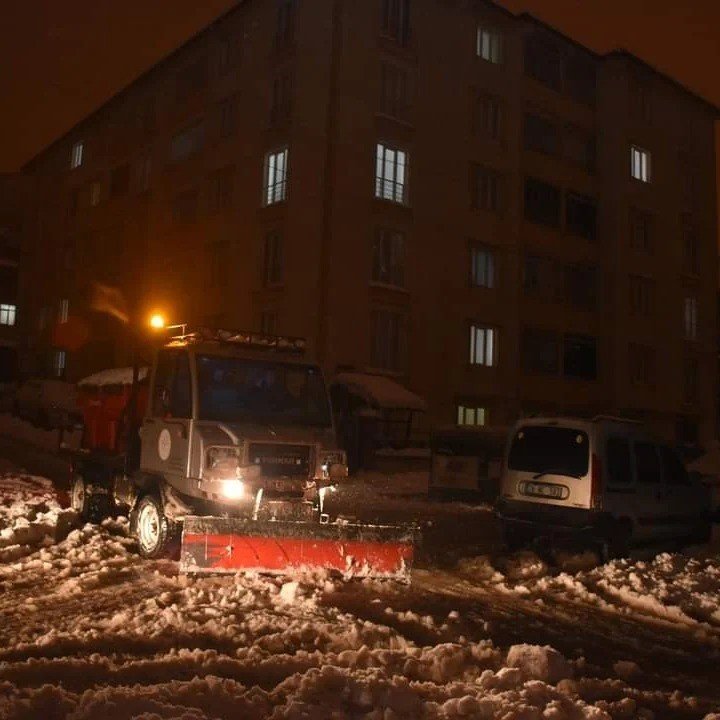Belediye Yoğun Kar Yağışında Olumsuzlukları Önlemeye Çalışıyor