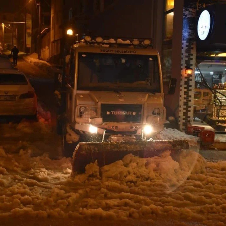 Belediye Yoğun Kar Yağışında Olumsuzlukları Önlemeye Çalışıyor