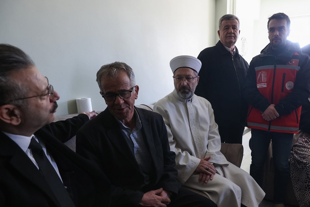 Diyanet İşleri Başkanı Erbaş Ve Vali Aksoy Şehidin Evini Ziyaret Etti