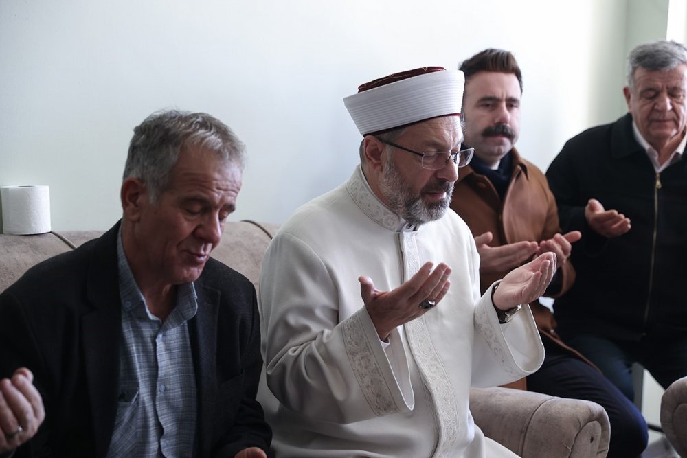 Diyanet İşleri Başkanı Erbaş Ve Vali Aksoy Şehidin Evini Ziyaret Etti