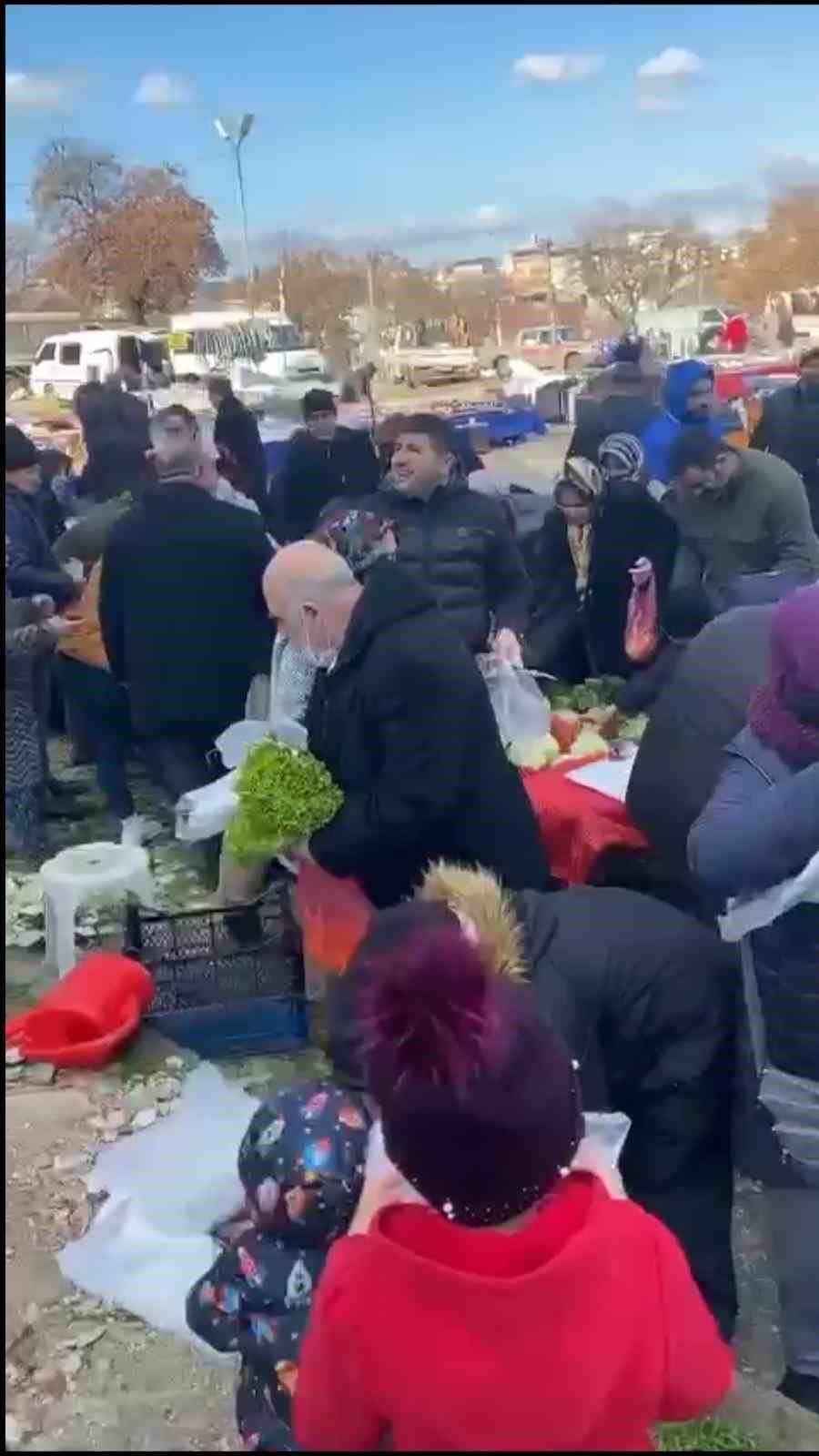 Pazar Tezgahını Satın Aldı, Vatandaşlara Dağıttı