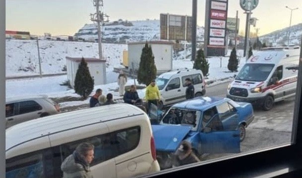 Park Halindeki Araçlara Çarptı