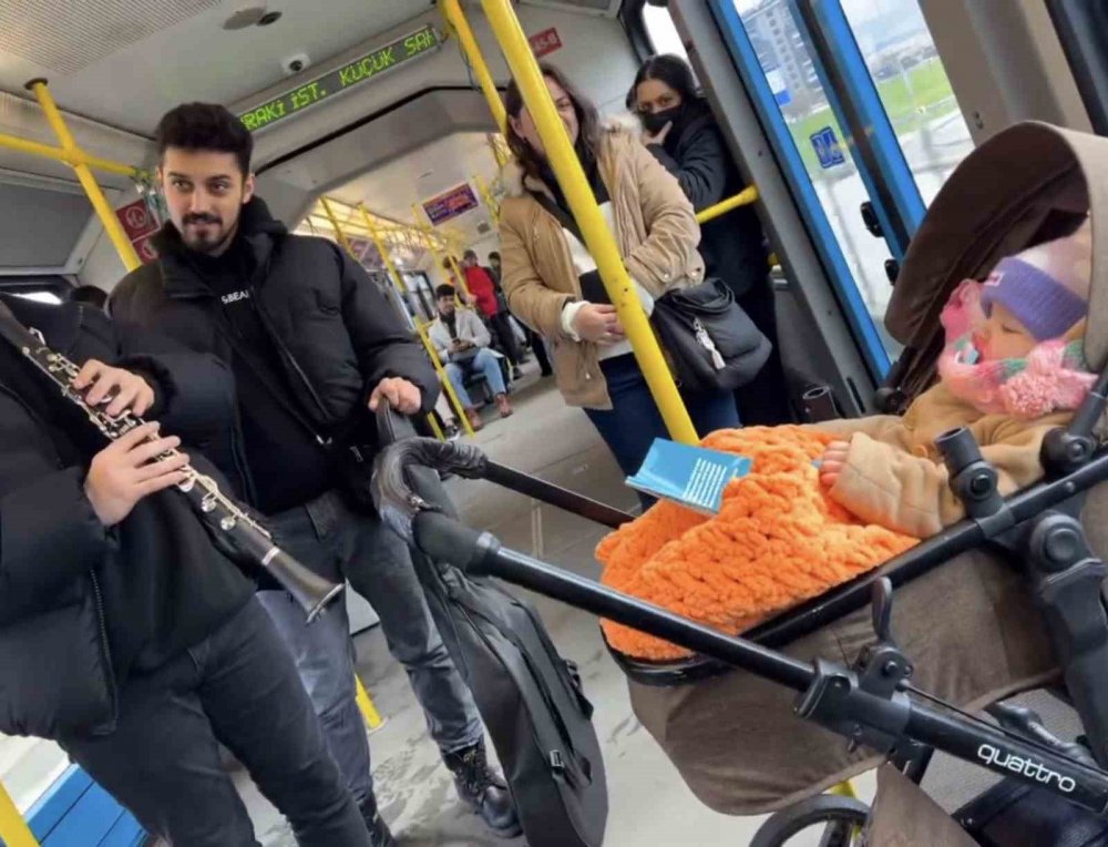 Bursa Metrosu’nda Ağlayan Bebeği Klarnet İle Uyuttular