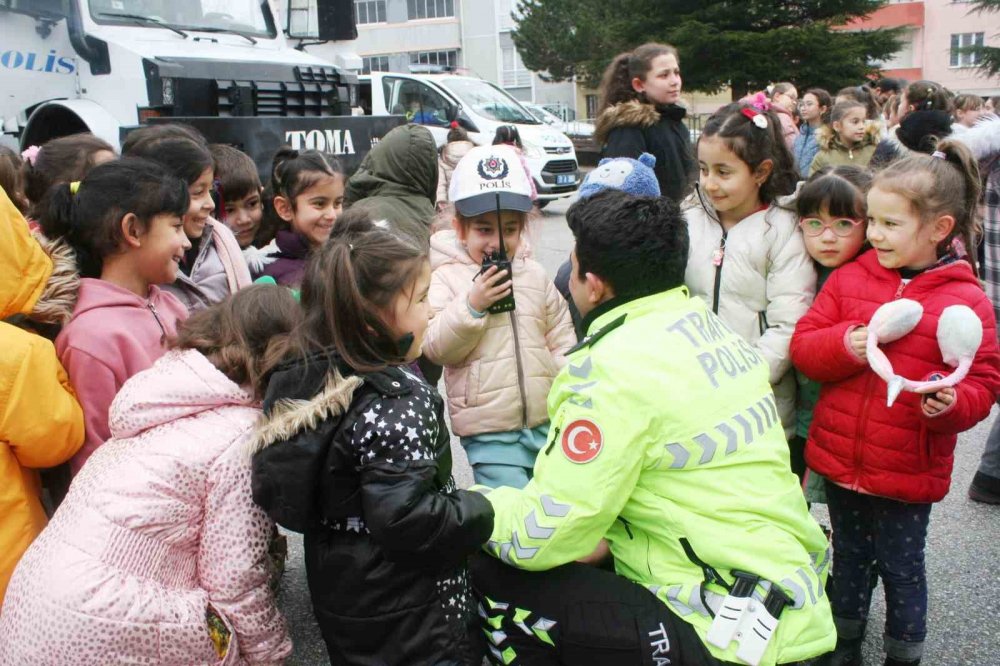 Öğrenciler, Polis Amcalarıyla Güzel Vakit Geçirdiler