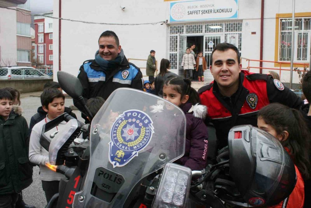 Öğrenciler, Polis Amcalarıyla Güzel Vakit Geçirdiler